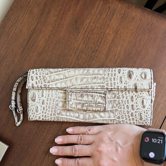 Calvin Klein Cream Wallet with Crocodile Texture - Picture 4 of 11